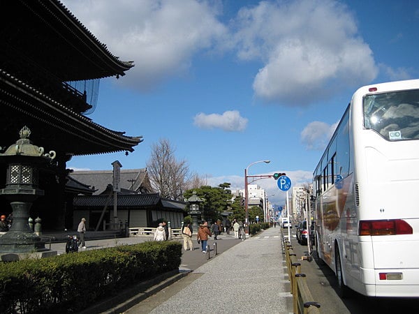 東本願寺と当社バス